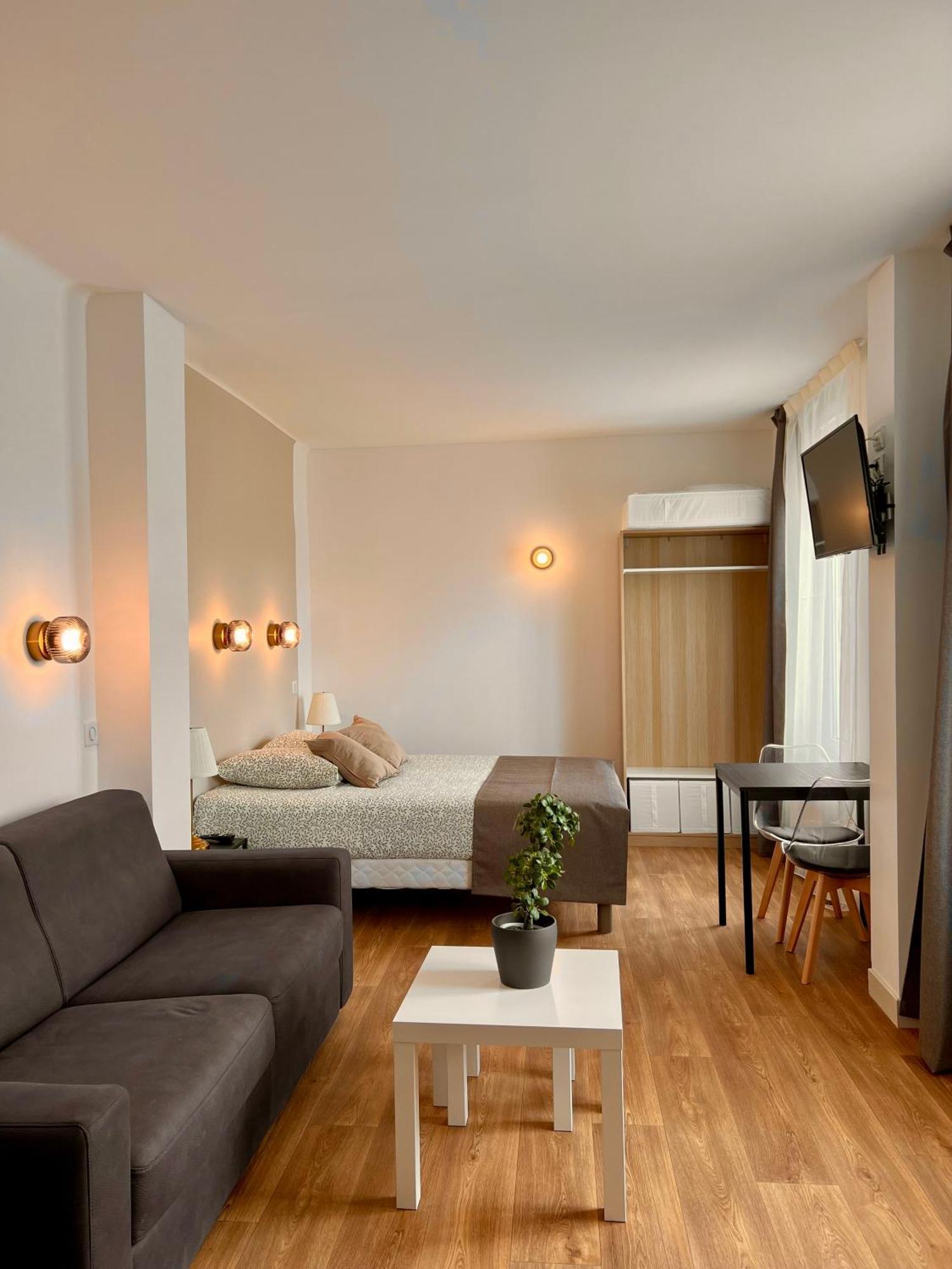 בורז'ה Studio 4 Pers Face Gare Sncf Appart Hotel Le Cygne D4 מראה חיצוני תמונה